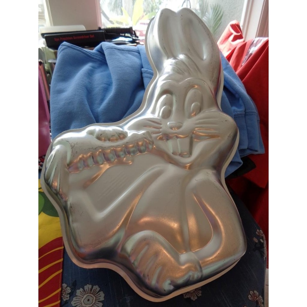 Wilton Warner Bros. Bugs Bunny Aluminum Cake Pan 502-7598